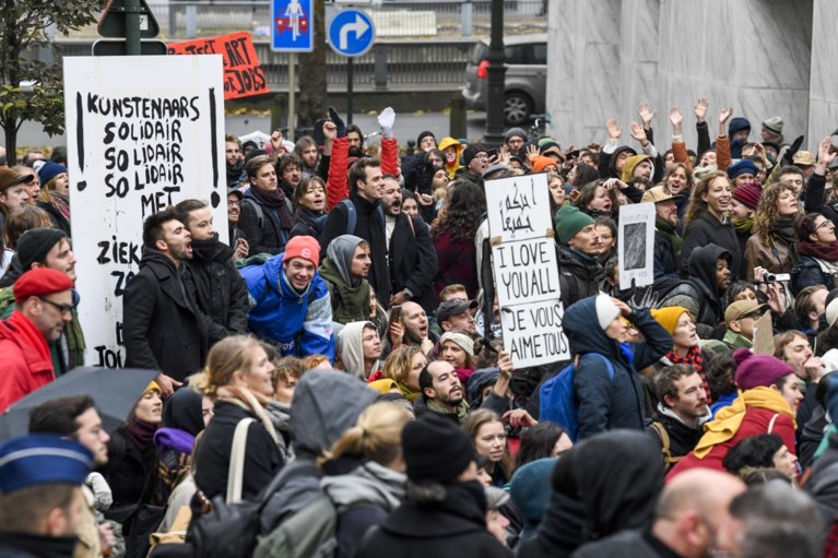 Cultuursector protesteert aan Vlaams Parlement tegen besparingen, Jambon wil “in debat gaan over de opdeling”