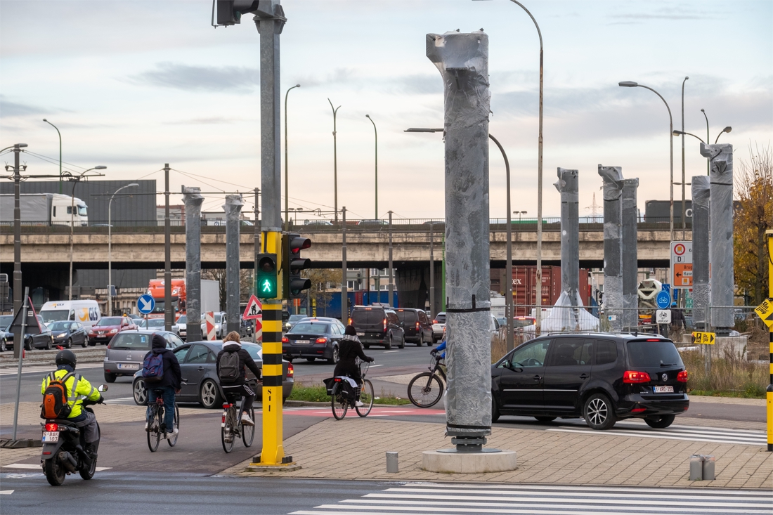 Palen van voetgangersbrug aan Sportpaleis rijzen uit de grond
