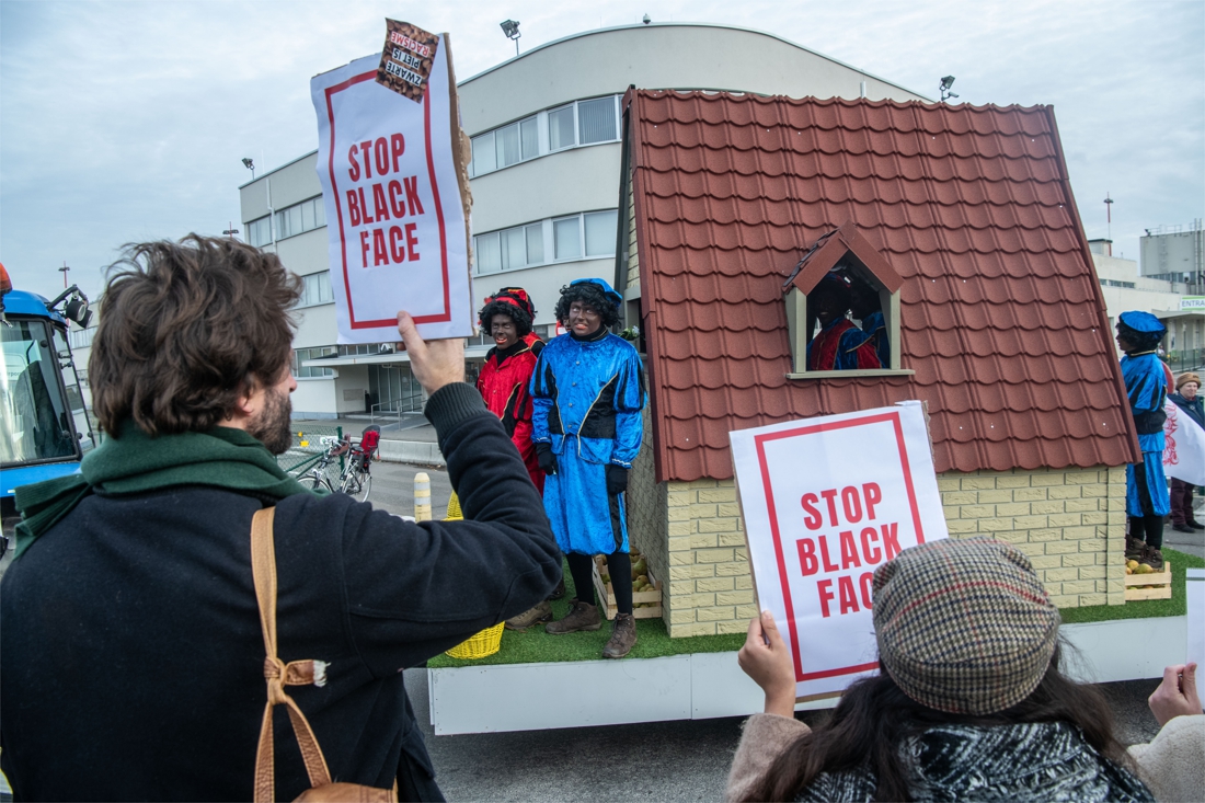 Protestactie tegen Zwarte Pieten bij intrede van Sinterklaas op luchthaven - Gazet van Antwerpen