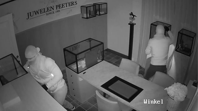 Dochter moet zich verschuilen terwijl dieven juwelierszaak p... (Maaseik) - Gazet van Antwerpen