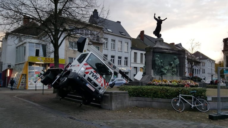Hoogtewerker kantelt tegen standbeeld Madelon