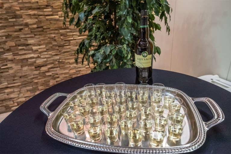 Afscheid van actrice Paula Sleyp in Wilrijk met een glaasje sherry