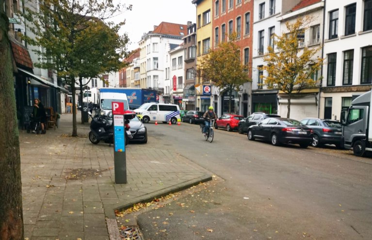 Vrachtwagen rijdt zich vast op Paardenmarkt: voertuig getakeld