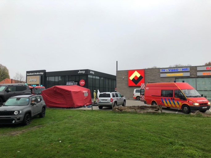 Drie auto’s gaan in vlammen op bij brand in Jeep-garage