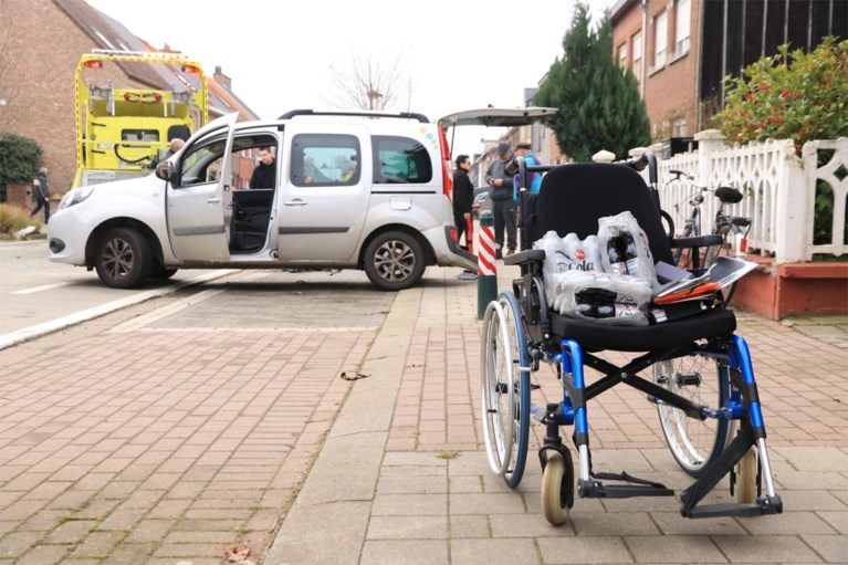 Bestuurder wordt onwel en richt ravage aan in straat