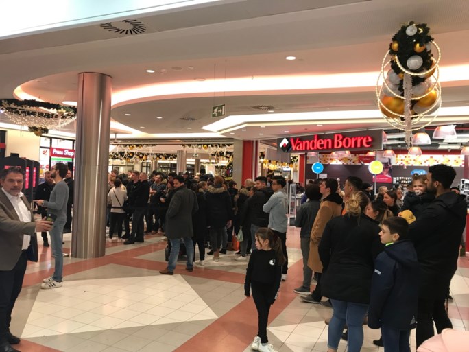 Lange wachtrijen voor eerste Vlaamse KFC in Wijnegem
