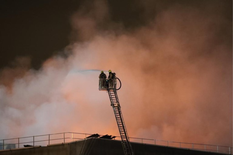 Zware brand bij loods in aanbouw in Waaslandhaven: brandweer massaal ter plaatse