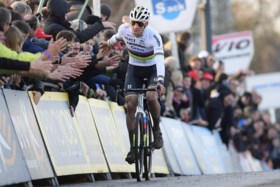 Winnaar Mathieu van der Poel lovend over nieuw parcours: “Dit was een geslaagde editie”