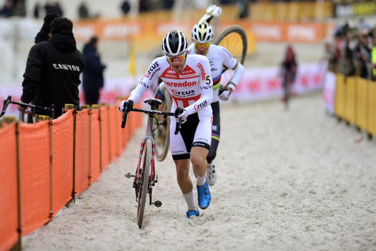 Mathieu van der Poel boekt in Mol zijn negende opeenvolgende zege van het seizoen, volledig podium voor Corendon-Circus