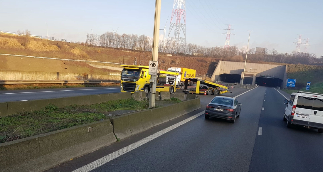 Bestuurders moeten zwaar in de remmen voor vrachtwagen die U-turn maakt aan Beverentunnel