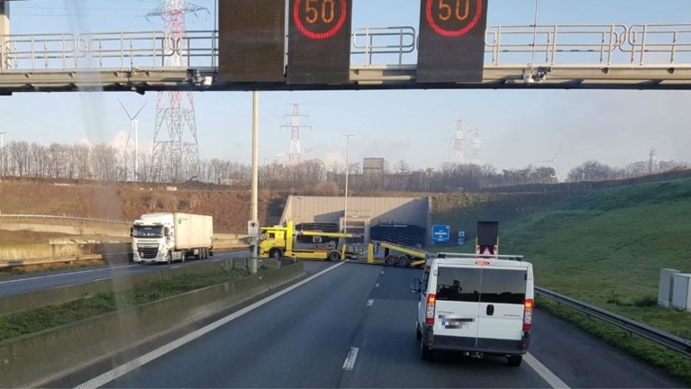 Bestuurders moeten zwaar in de remmen voor vrachtwagen die U-turn maakt aan Beverentunnel