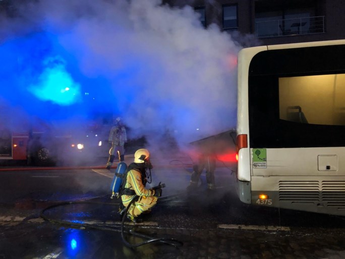 Lijnbus vat vuur op Putsesteenweg: automobilisten proberen brand te blussen