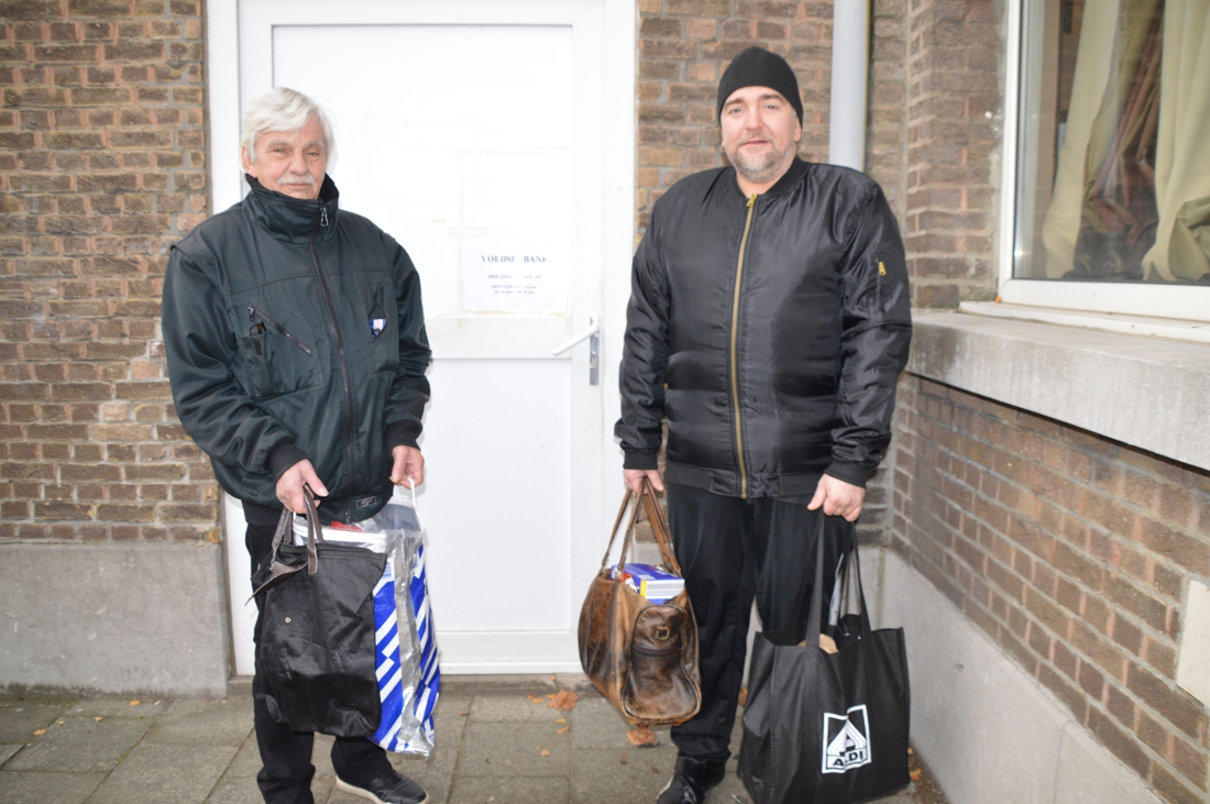 Reclamefolders vol feestmaaltijden doen pijn aan ogen van mensen in kansarmoede: “Met 50 euro leefloon komt er geen eend op tafel”