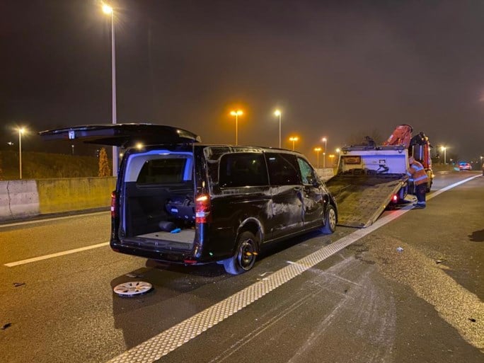 Bestelwagen belandt op zijkant op afrit Borgerhout van Antwerpse Ring