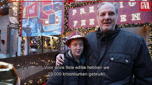 29.000 kroonkurken vormen indrukwekkende kersttruck op gevel van café The Sting