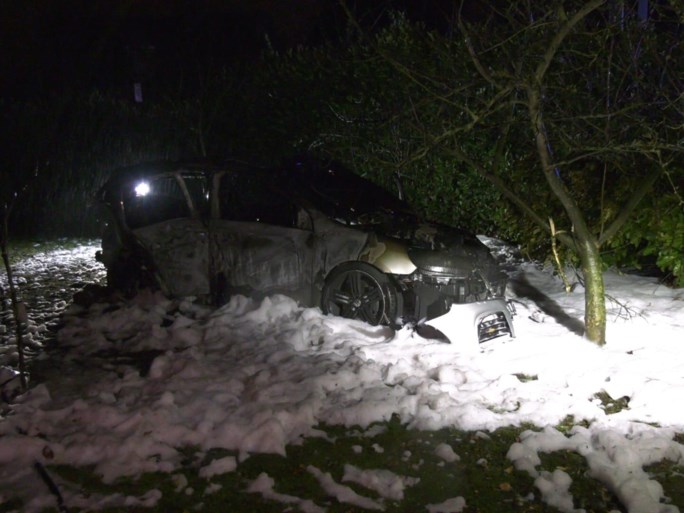 Wagen crasht in voortuin in Rumst na achtervolging in Mechelen