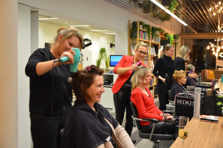 Zandhovense kappers tonen hun hart op Brushing For Life
