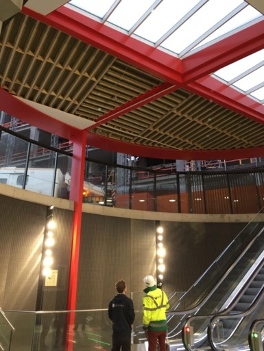 Plafond van pas geopende lichtkoepel aan station Opera komt deels naar beneden