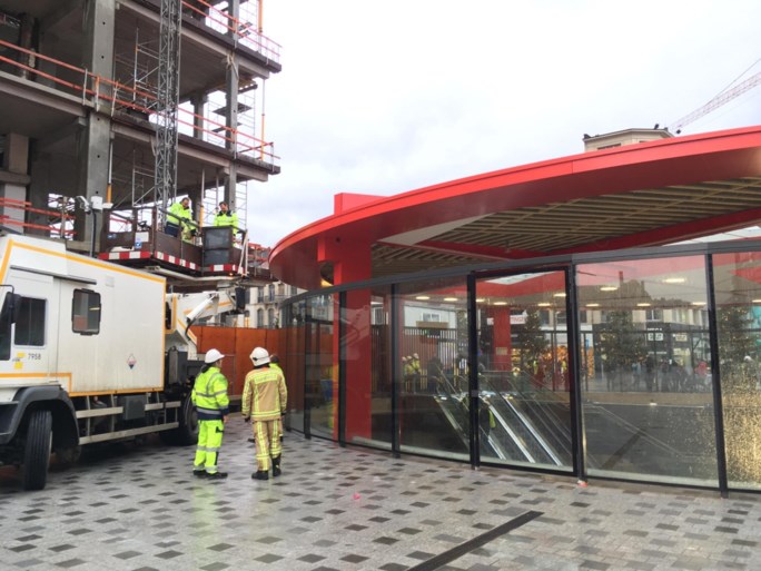 Plafond van pas geopende lichtkoepel aan station Opera komt deels naar beneden