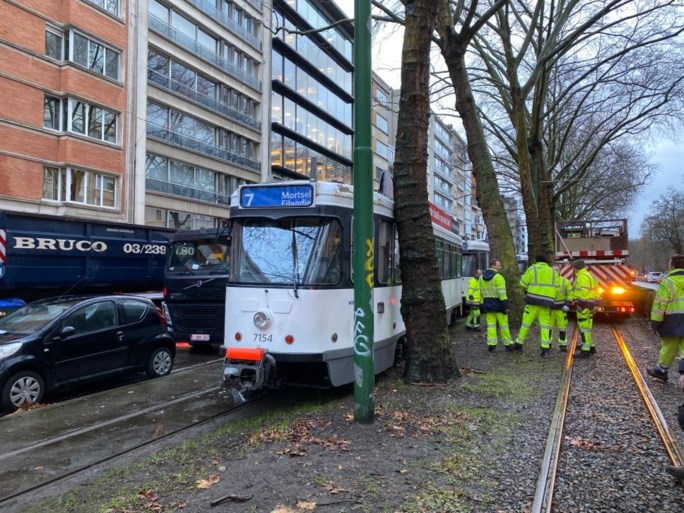 Twee lichtgewonden na aanrijding tussen tram en vrachtwagen