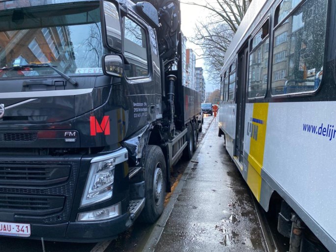 Twee lichtgewonden na aanrijding tussen tram en vrachtwagen