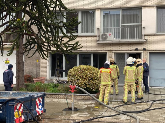 Hevige brand in living van appartement: geen gewonden