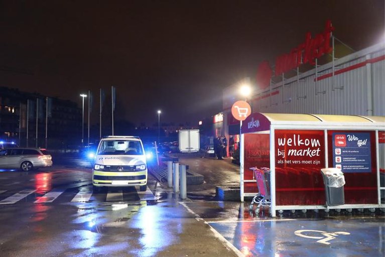 Overvaller met mes graait enkele biljetten uit kassa Carrefour
