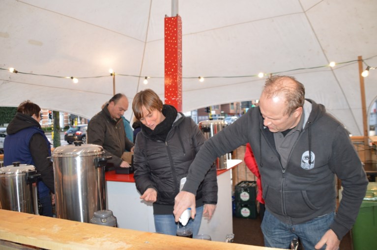Honderden wandelen langs stalletjes in ‘gebuurten’