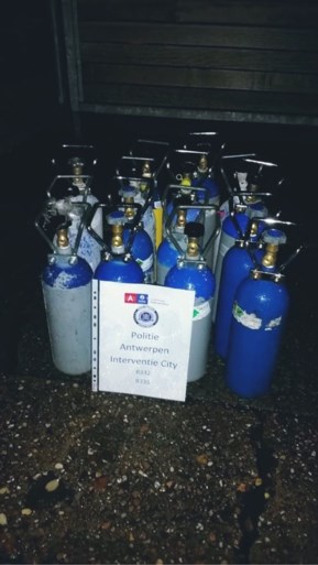 15 flessen lachgas aangetroffen bij controle