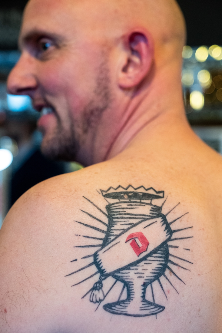 12 Duvel-liefhebbers laten elk Duvel-tattoo zetten: “Eerlijk gezegd, ik heb nog nooit Duvel gedronken”