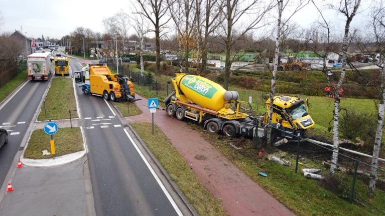 Betonmixer crasht tegen rij bomen