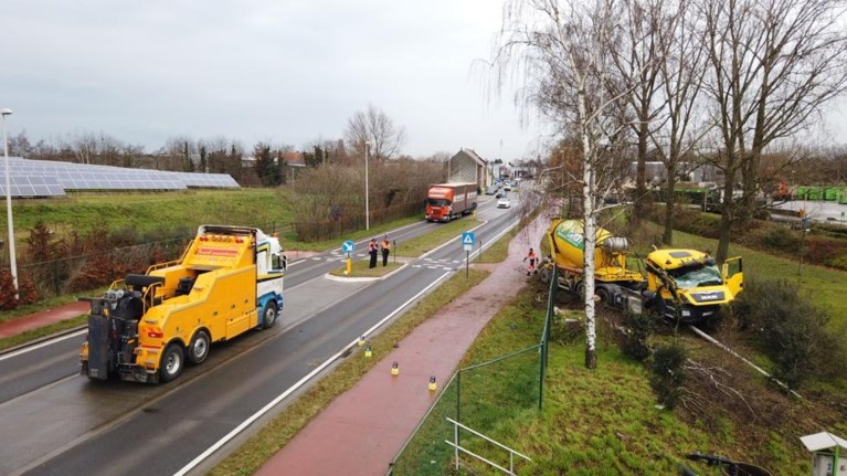 Betonmixer crasht tegen rij bomen