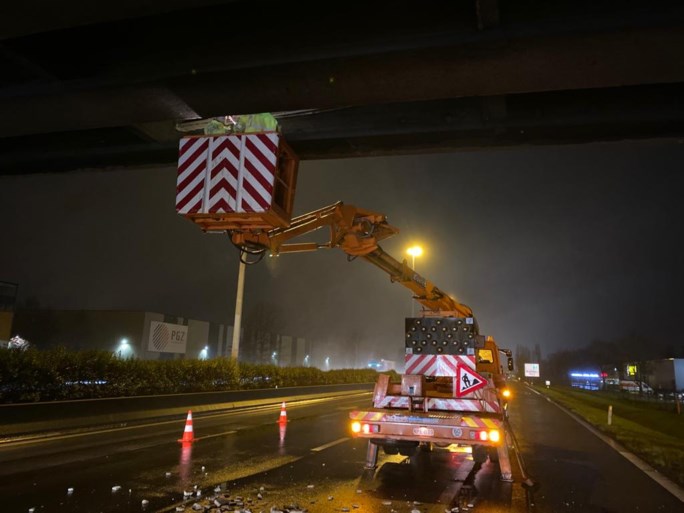 Brug over E313 rest van kerstvakantie afgesloten na vallende brokstukken op snelweg