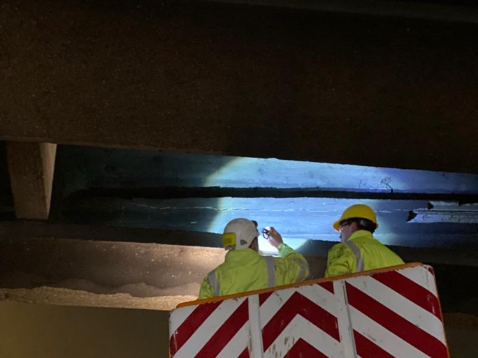 Brug over E313 rest van kerstvakantie afgesloten na vallende brokstukken op snelweg