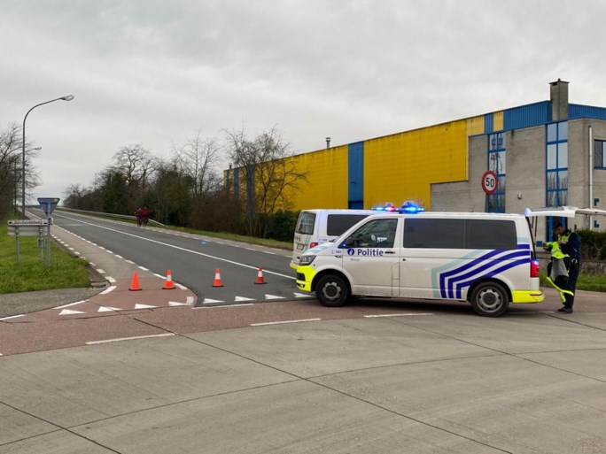 Brug over E313 rest van kerstvakantie afgesloten na vallende brokstukken op snelweg