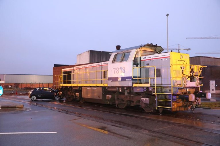 Auto belandt onder locomotief: bestuurder gekneld