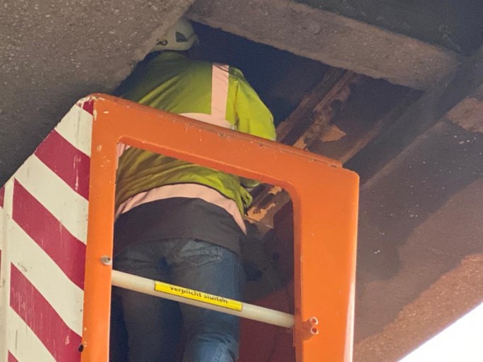 Brug over E313 rest van kerstvakantie afgesloten na vallende brokstukken op snelweg