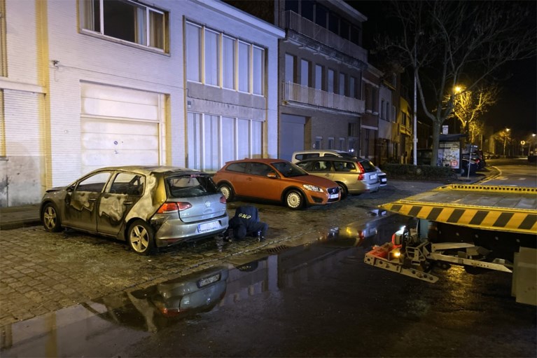 Wagen brandt helemaal uit in Mortsel