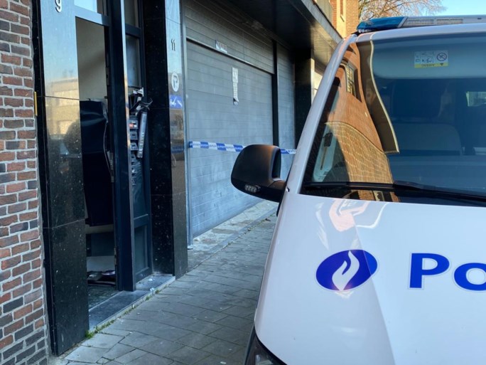 Brievenbus volledig vernield door ontploffing, vermoedelijk door vuurpijl