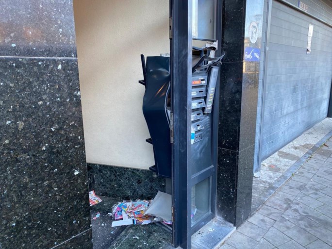 Brievenbus volledig vernield door ontploffing, vermoedelijk door vuurpijl