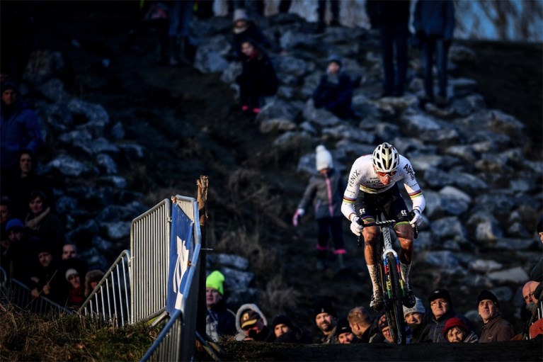Nieuw jaar, oude gewoonten: Mathieu van der Poel soleert in gloednieuwe outfit naar de zege in GP Sven Nys