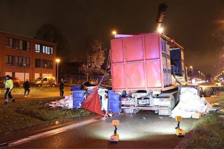 Vrachtwagen geladen met 26 ton oud papier kantelt in Wilrijk