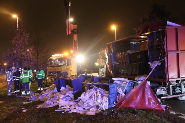 Vrachtwagen geladen met 26 ton oud papier kantelt in Wilrijk