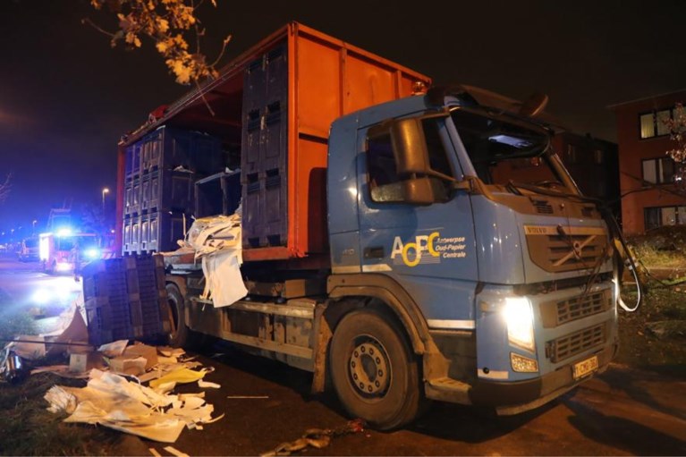 Vrachtwagen geladen met 26 ton oud papier kantelt in Wilrijk
