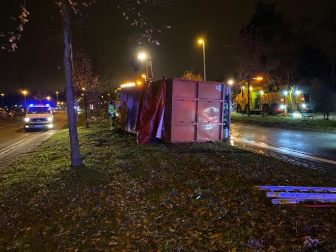 Vrachtwagen geladen met 26 ton oud papier kantelt in Wilrijk