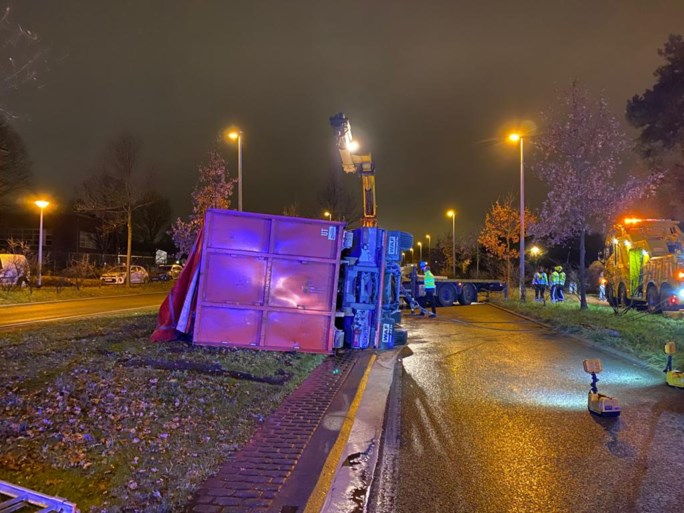 Vrachtwagen geladen met 26 ton oud papier kantelt in Wilrijk