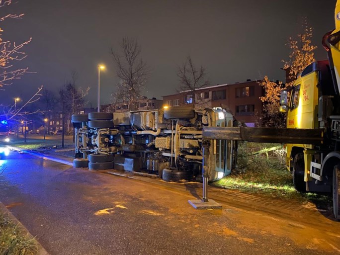 Vrachtwagen geladen met 26 ton oud papier kantelt in Wilrijk
