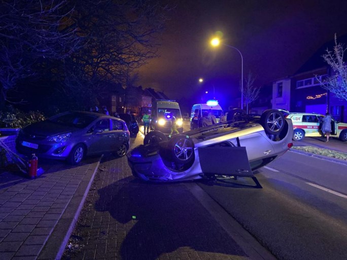 Auto gaat over de kop na botsing: twee gewonden