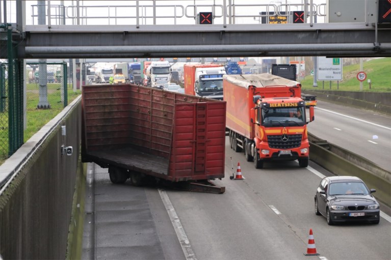 Opmerkelijk ongeval aan Liefkenshoektunnel: vrachtwagen verliest aanhangwagen