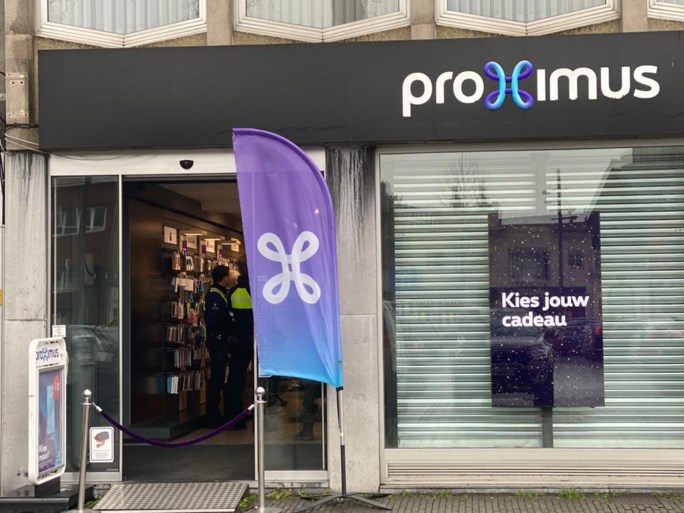 Drietal aan de haal met smartphones uit Proximuswinkel in Wilrijk